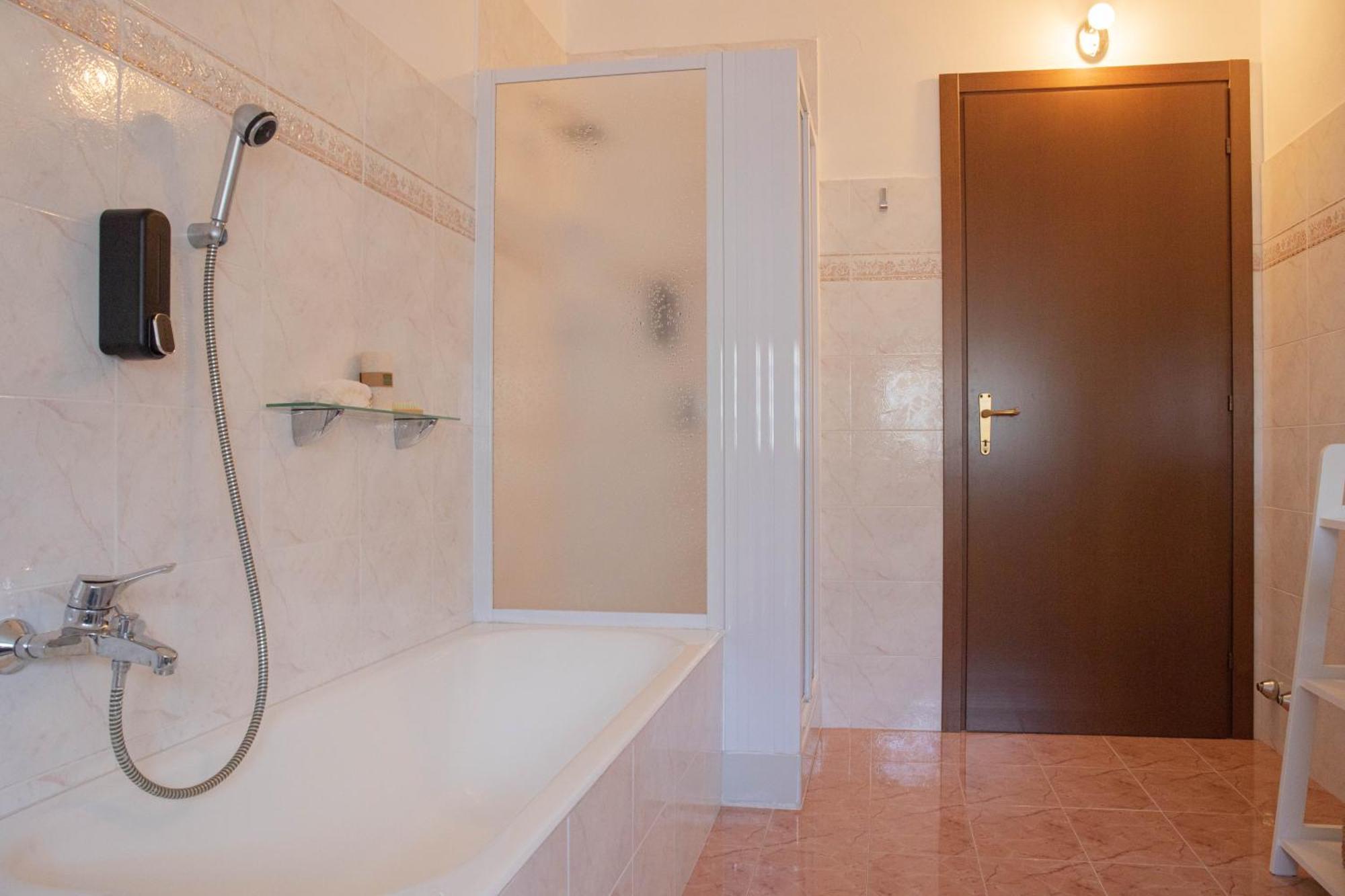 Silla House - A Due Passi Dal Lago Malgrate Exterior photo